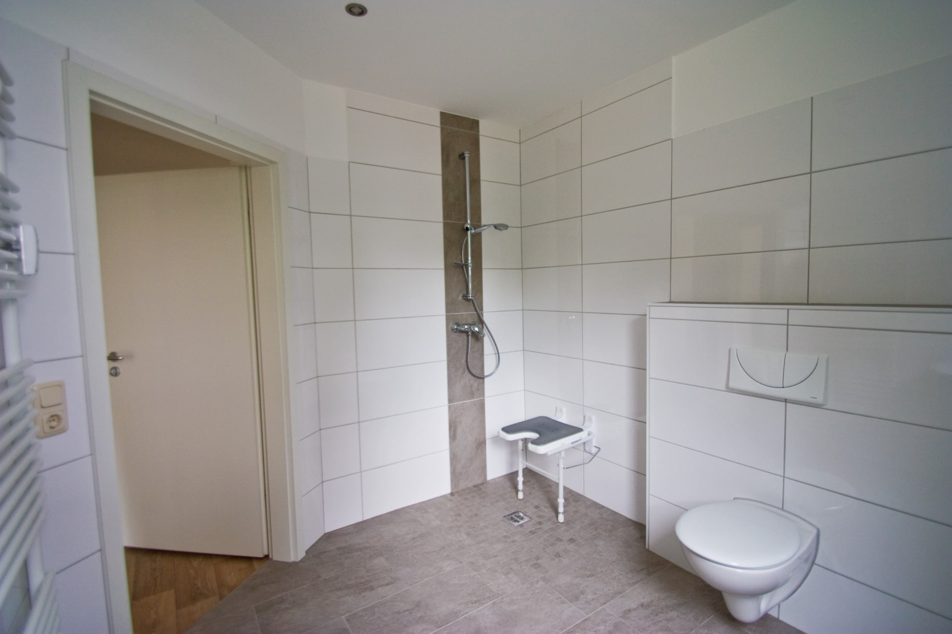 Pflegeengel Günther Plauen Betreutes Zuhause Badezimmer mit Dusche und Hocker