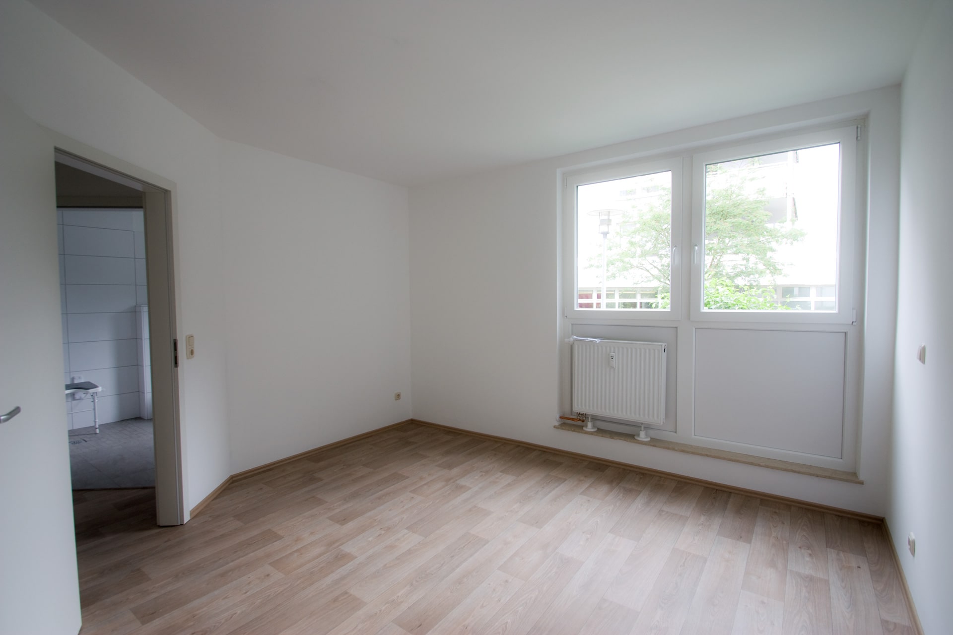 Pflegeengel Günther Plauen Betreutes Zuhause Zimmer leer mit Bad
