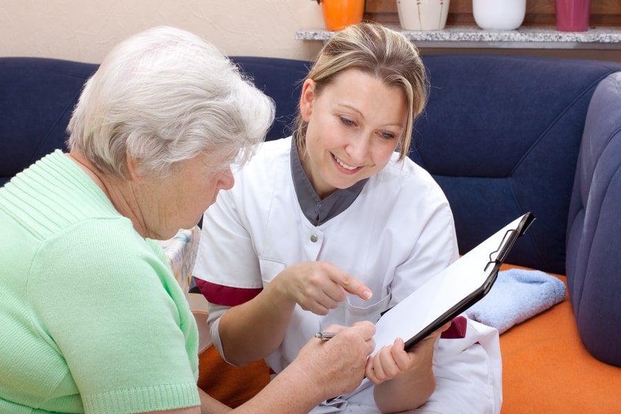 Frau vom Pflegedienst berät älterer Frau bezüglich Pflege